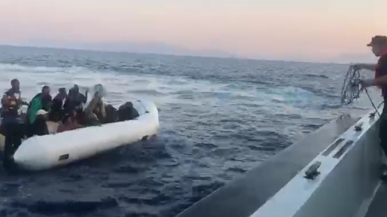 İzmir açıklarında 25 düzensiz göçmen yakalandı