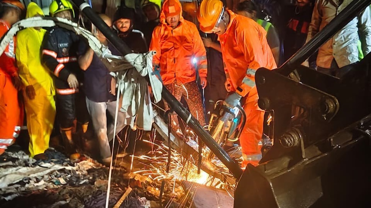 Hindistan'da bir bina çöktü: 6 ölü