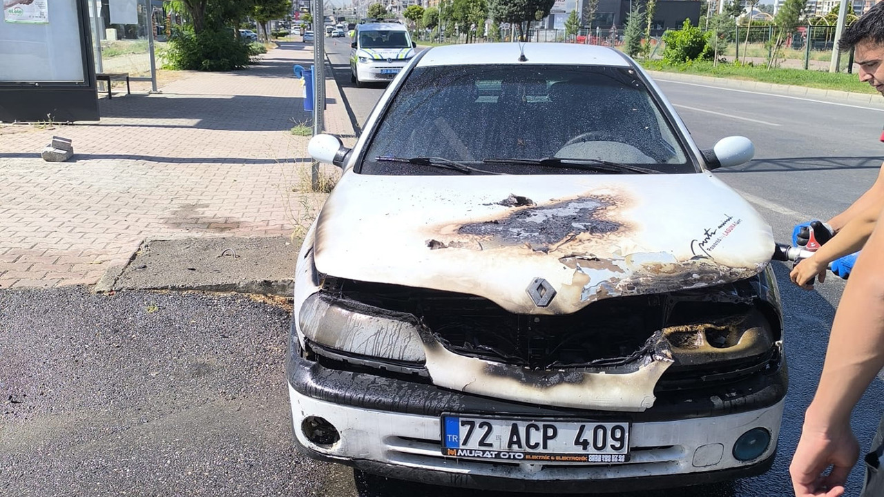 Batman'da seyir halindeki otomobil alevlere teslim oldu