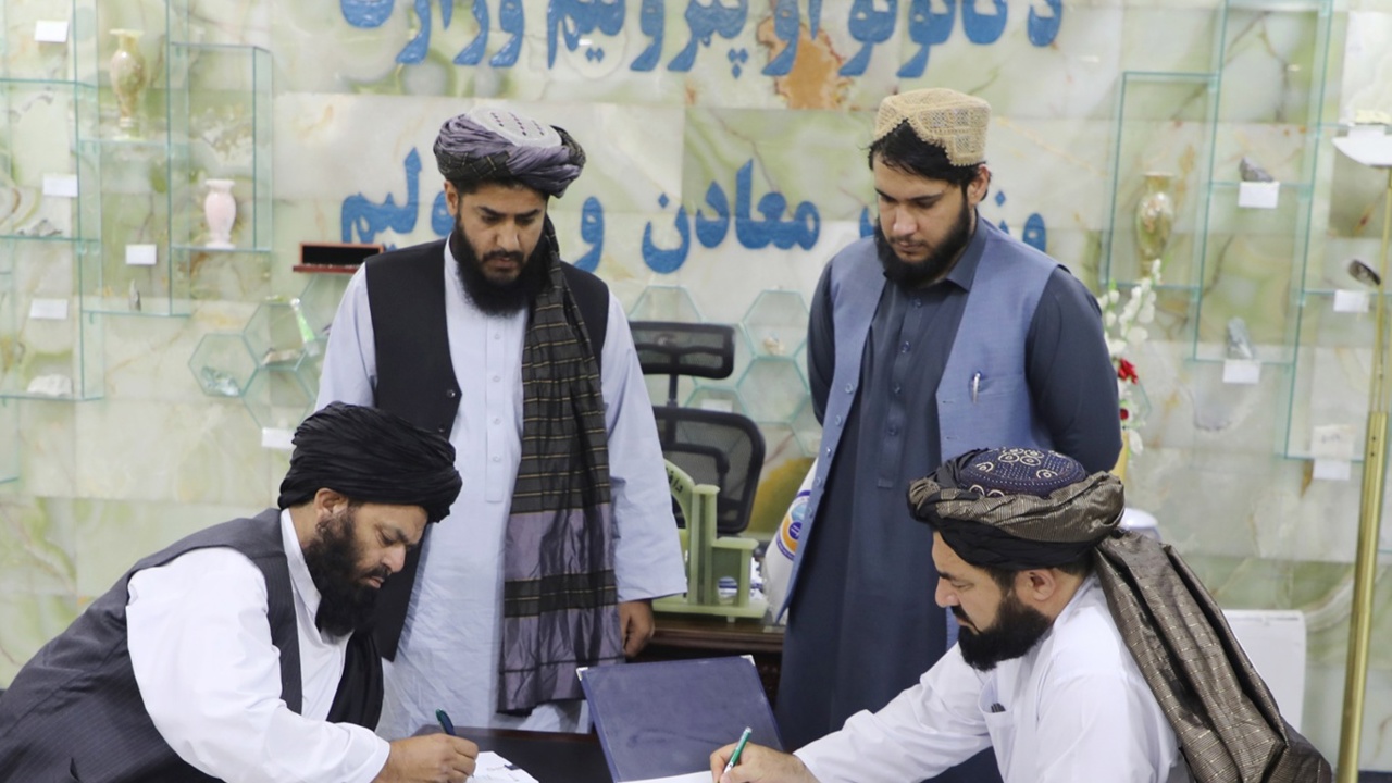 Afganistan, ekonomiyi canlandırmak için alüvyal altın anlaşmaları imzaladı