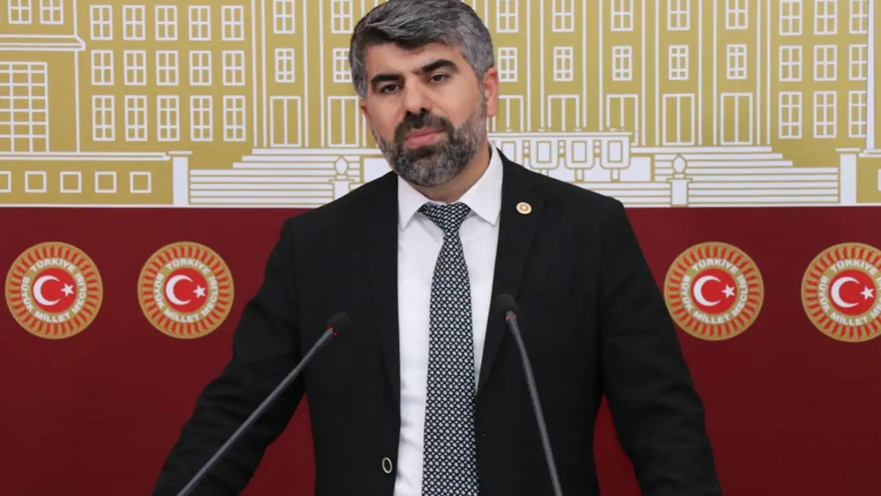 HÜDA PAR Milletvekili Dinç'ten FSM Köprüsü’ne ABD bayrağı renklerinin yansıtılmasına tepki