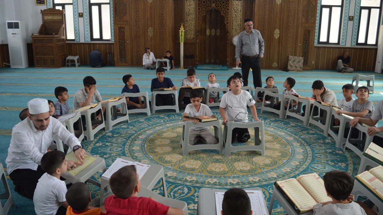 Yaz Kur'an Kursu'nda çocuklar güne salavatlarla başlıyor, Kur'an'la devam ediyor