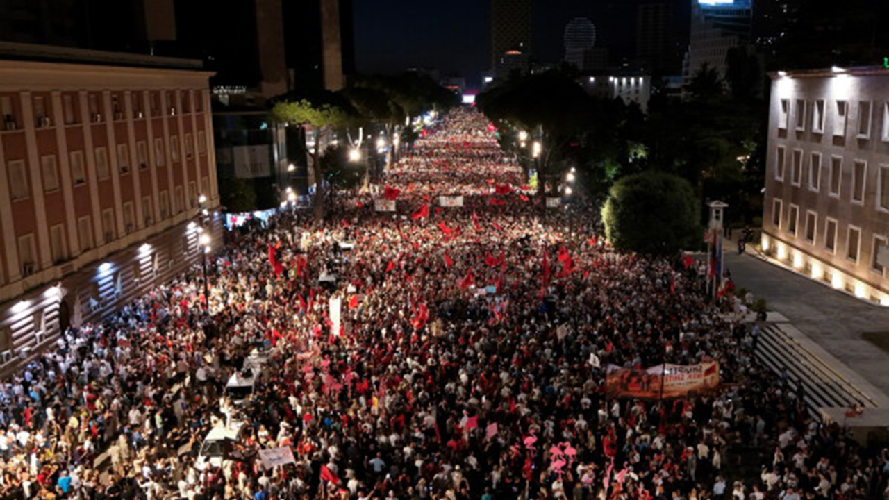 Arnavutluk'ta on binler yine sokaklarda: Trump bağlantılı proje protesto ediliyor