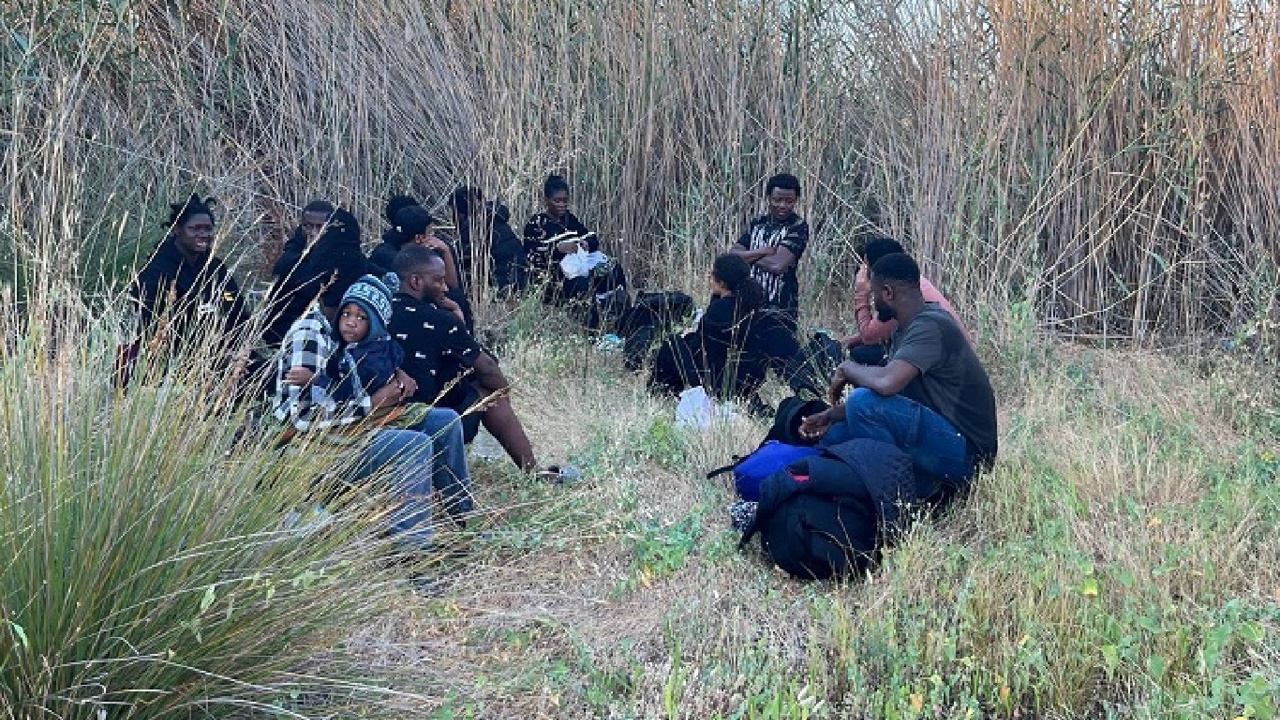 İzmir'de 14 düzensiz göçmen yakalandı