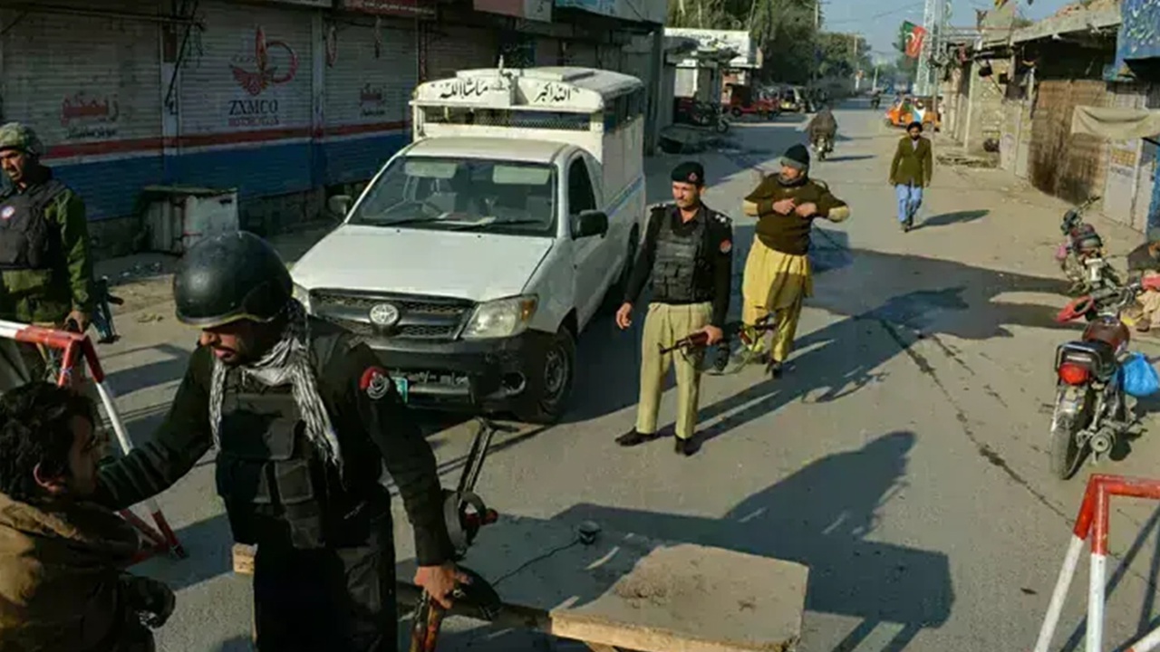 Pakistan'a polis merkezine saldırı: 9 ölü