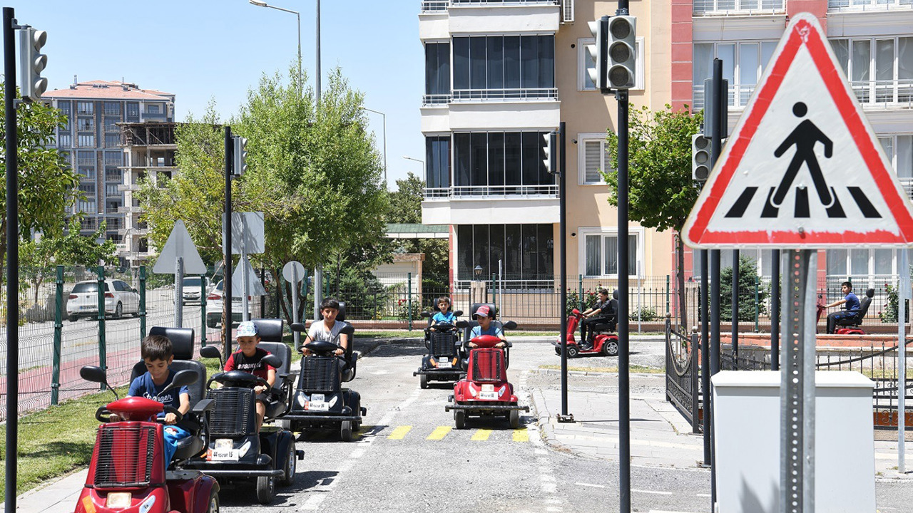 Malatya'da yaklaşık 7 bin öğrenciye uygulamalı trafik eğitim verildi