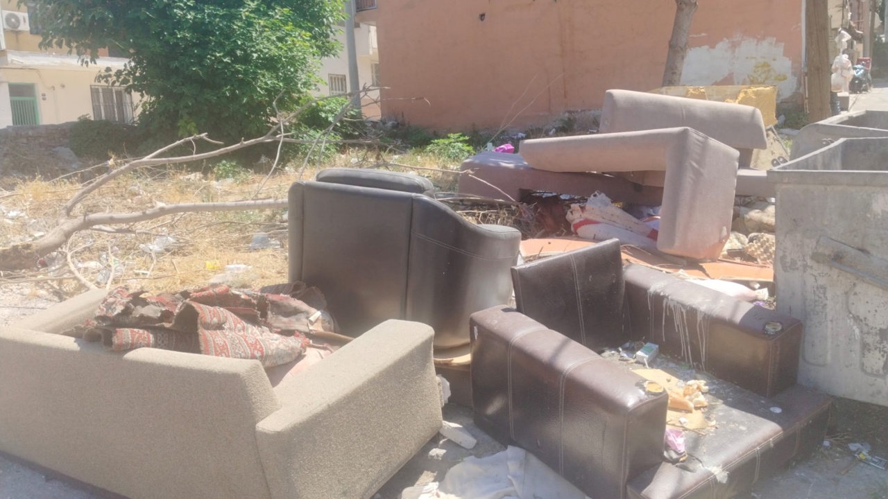 Konak'ta boş araziye bırakılan ev eşyaları tepki çekti