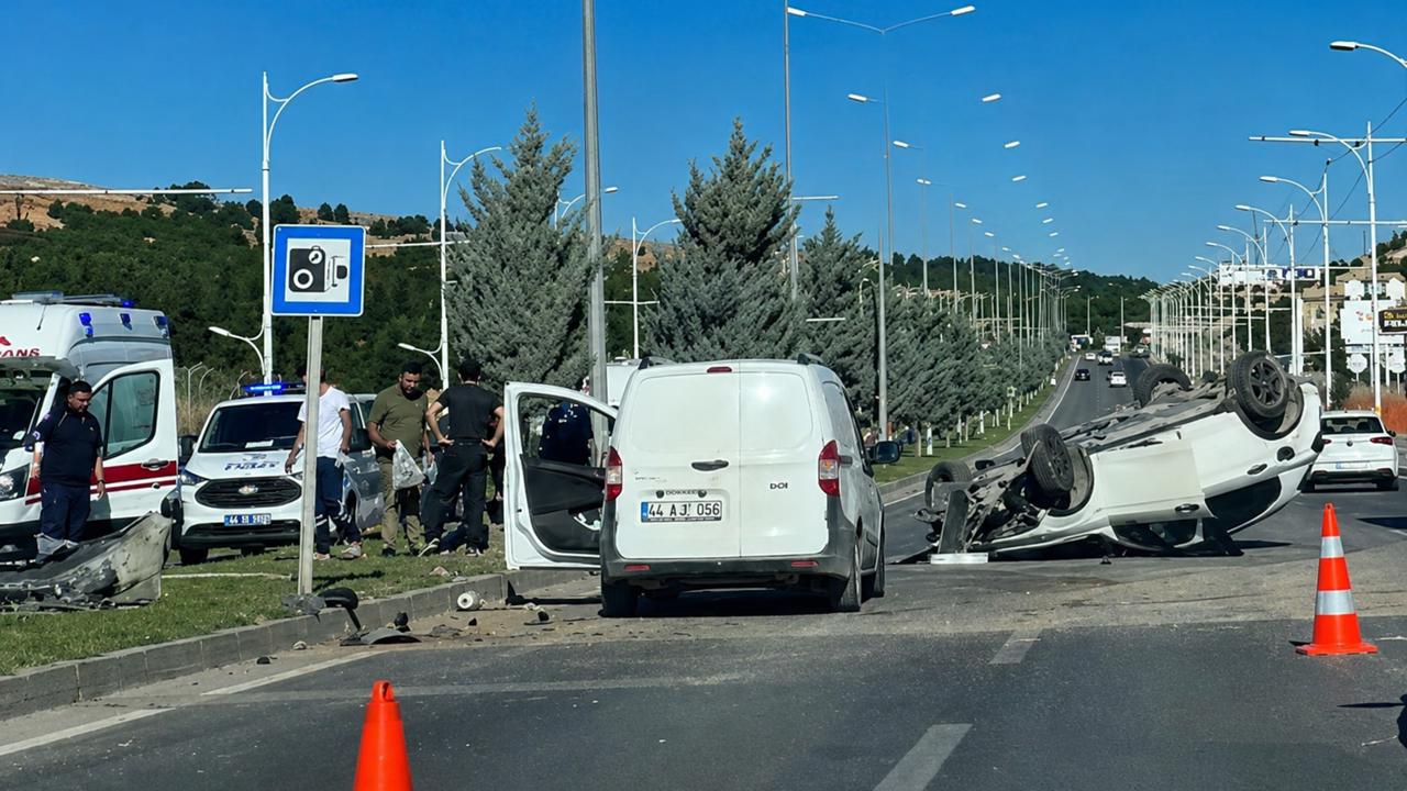 Üniversite Yolunda Feci Kaza: Otomobil Ters Döndü, Sürücü Yaralandı