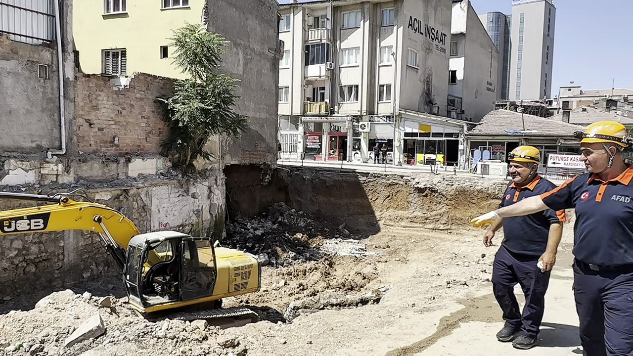 Malatya'da inşaat kazısı sırasında toprak kayması: 2 katlı ev tahliye edildi