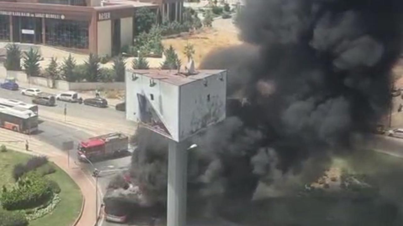 Gaziantep'te seyir halindeki belediye otobüsü alev aldı