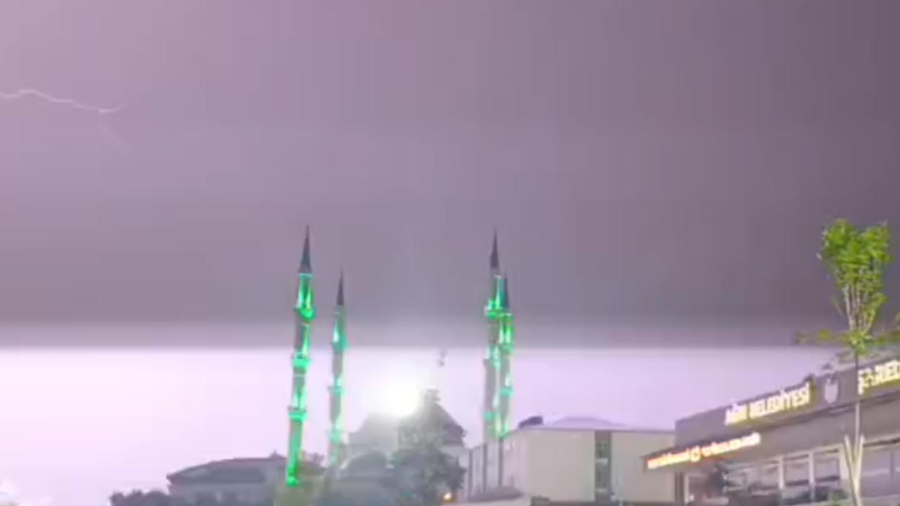 Ağrı'da sağanak etkili oldu: Şimşekler geceyi aydınlattı