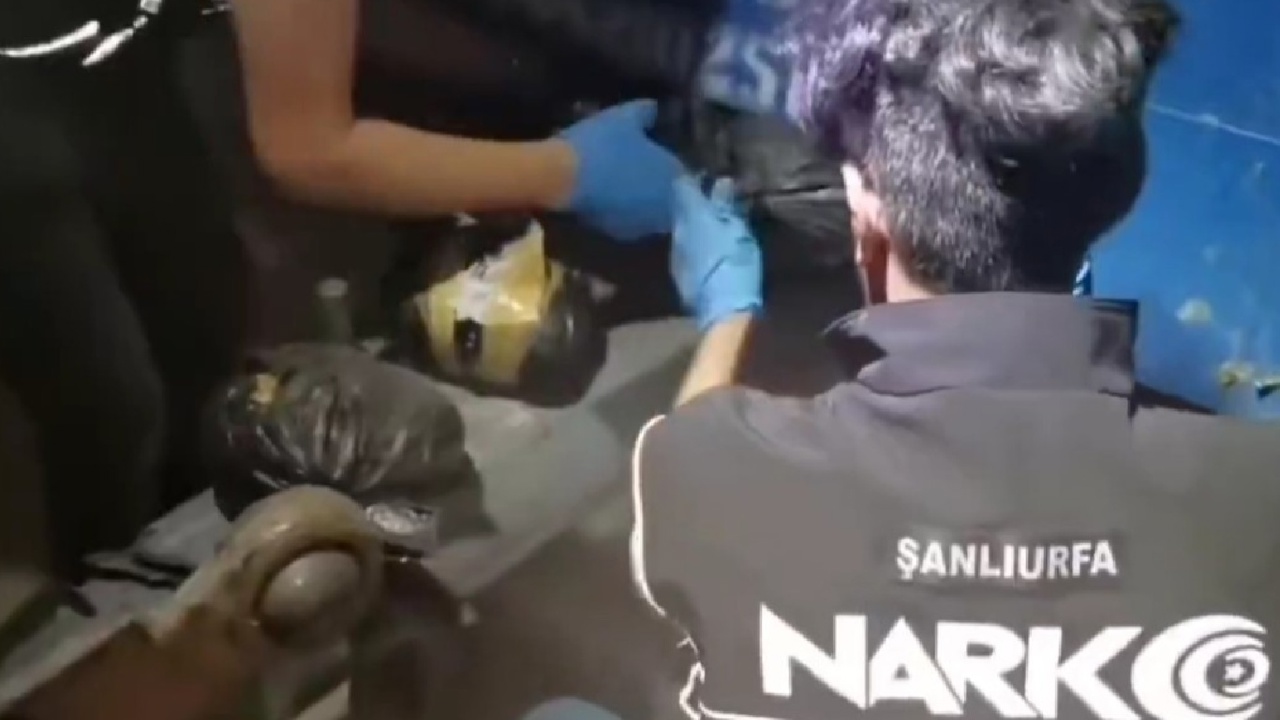 Traktör kasasına gizlenmiş 25 kilogram skunk ele geçirildi