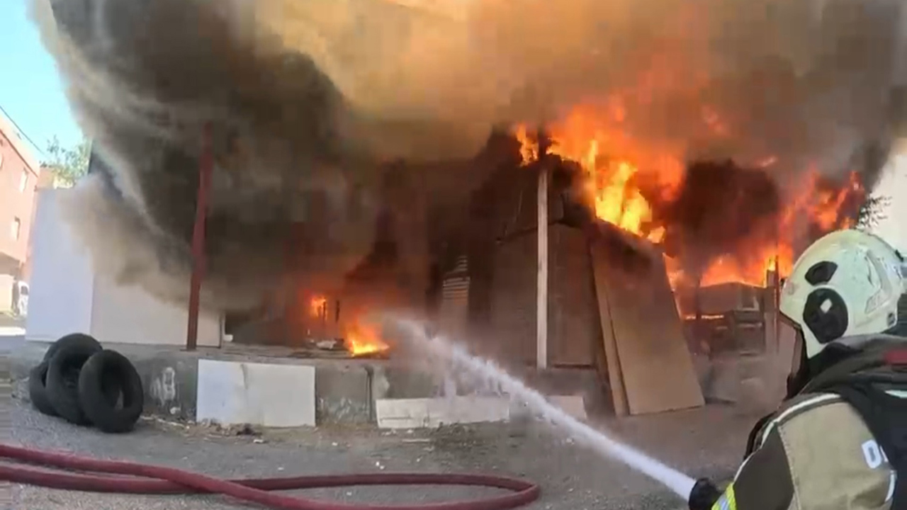 Diyarbakır'daki marangoz atölyesi yangını itfaiye erinin kask kamerasına yansıdı
