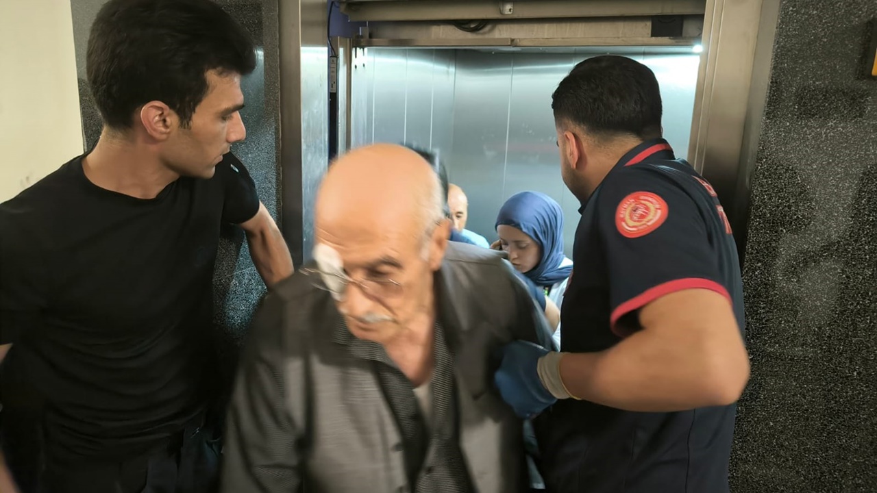 Batman'da hastane asansöründe mahsur kalan vatandaşlar kurtarıldı