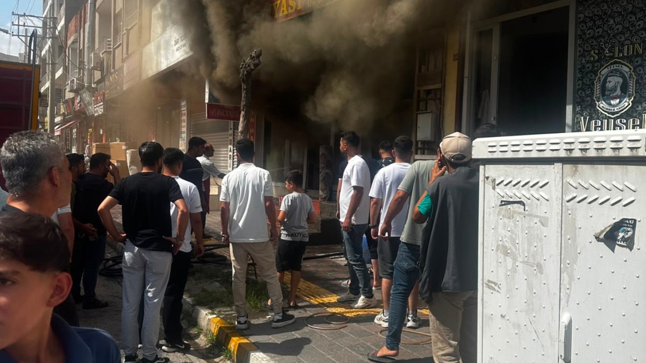 Halı dükkanında çıkan yangın paniğe neden oldu