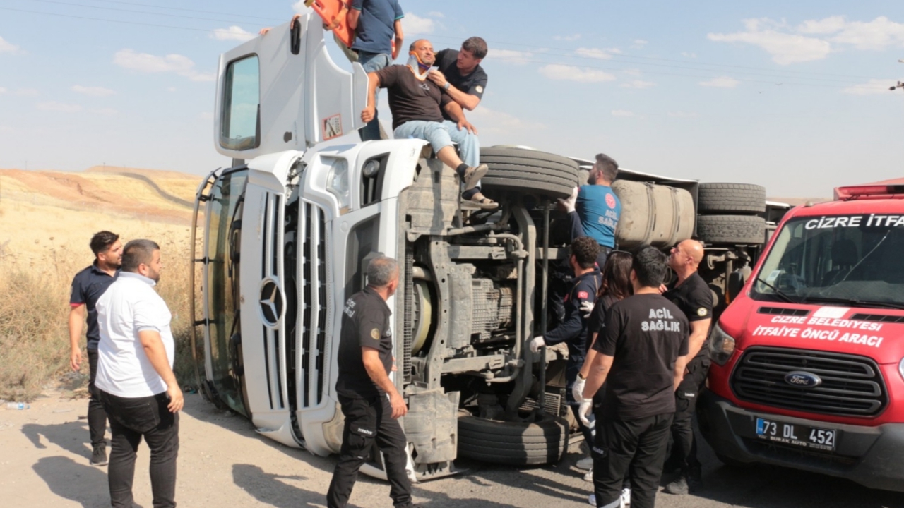Cizre'de devrilen tırın sürücüsü yaralandı