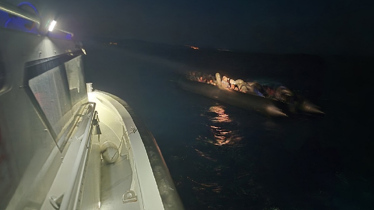 İzmir'de 41 düzensiz göçmen ile 1 göçmen kaçakçısı yakalandı