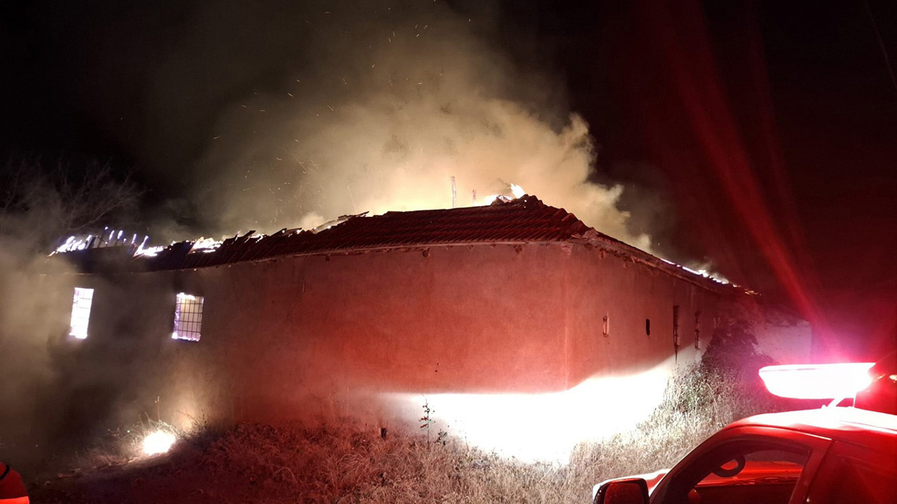 Malatya'da gece çıkan yangında 2 ev ve 20 dönüm meyve bahçesi zarar gördü