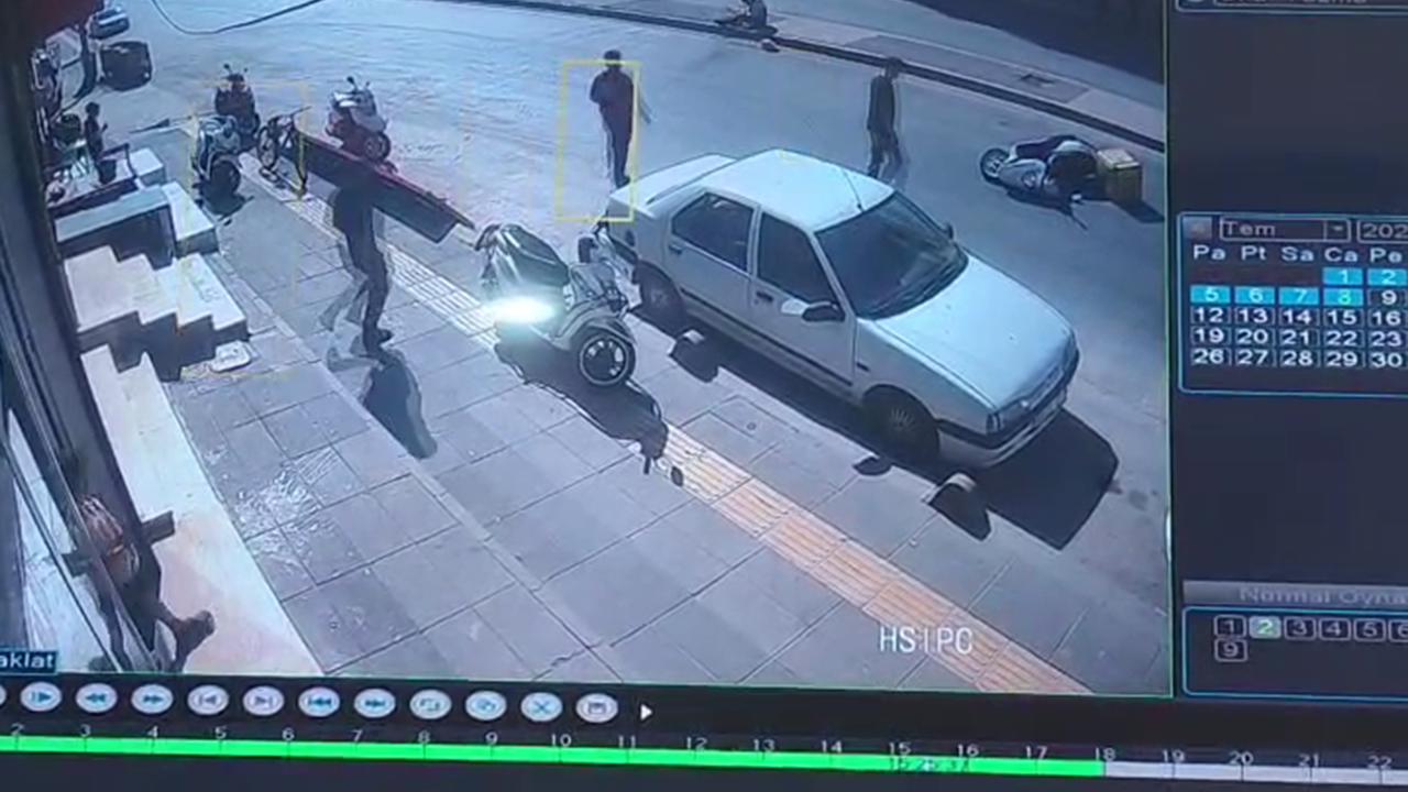 Şehitkamil ilçesinde motosikletli kurye kaza yaptı