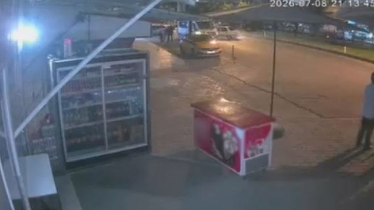 Park halindeki minibüse çarpan sürücü yaralandı