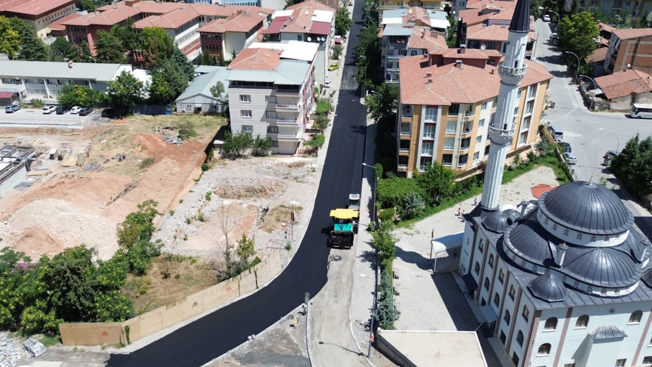 Battalgazi Belediyesi iki mahallede sıcak asfalt serimi yaptı