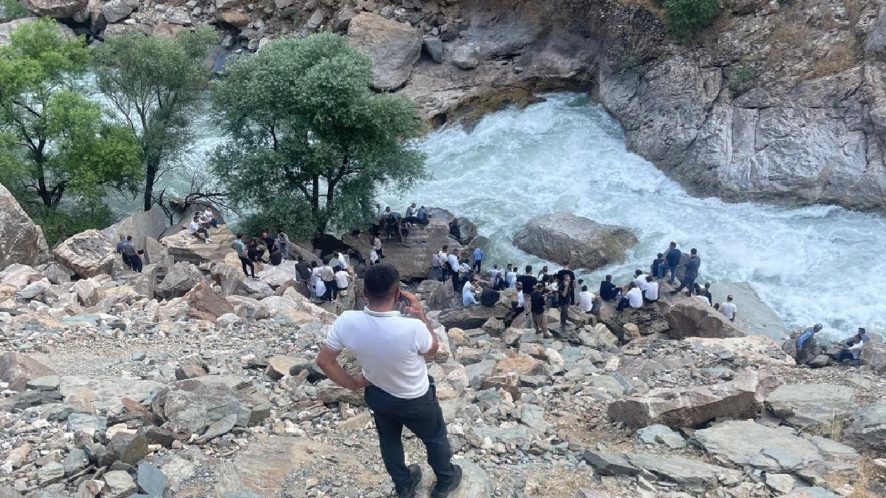 Balık tutarken Habur Çayı'na düşen genç kayboldu