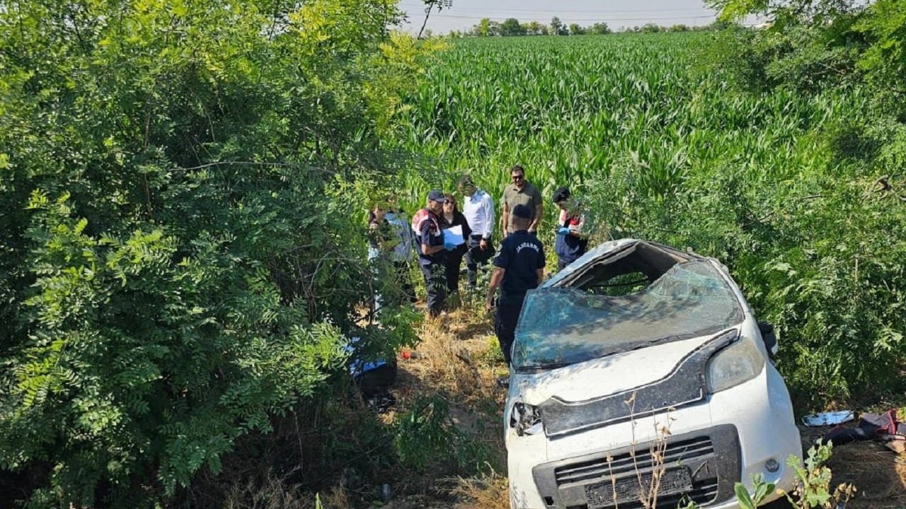 Düğün dönüşü araç şarampole devrildi: Aynı aileden 3 kişi hayatını kaybetti
