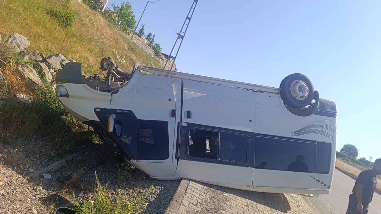 Bingöl'de minibüs devrildi: Sürücü yaralandı