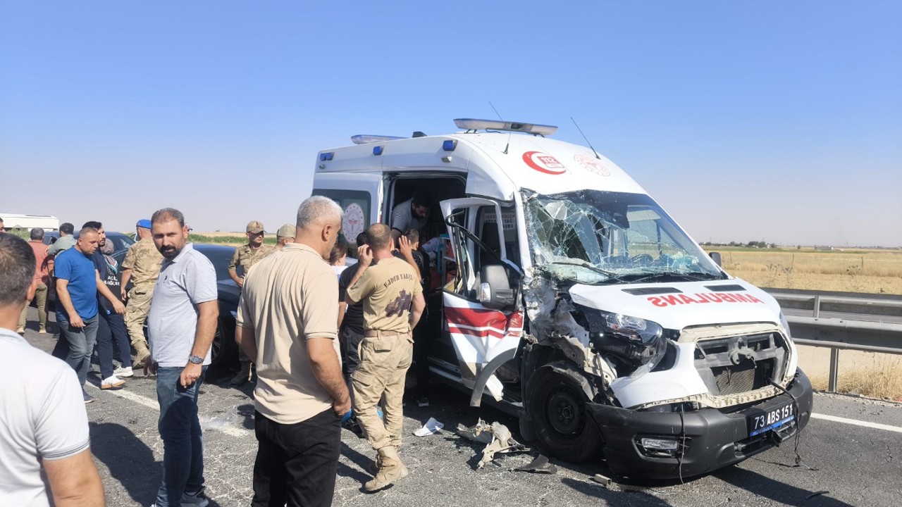 Mardin'de tır ile ambulans çarpıştı: 2'si sağlık personeli 3 yaralı