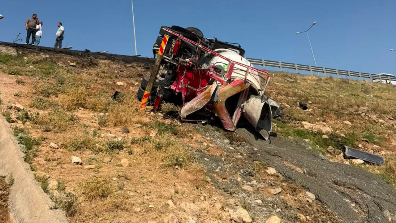 Diyarbakır'da beton mikseri şarampole devrildi: Sürücü atlayarak kurtuldu