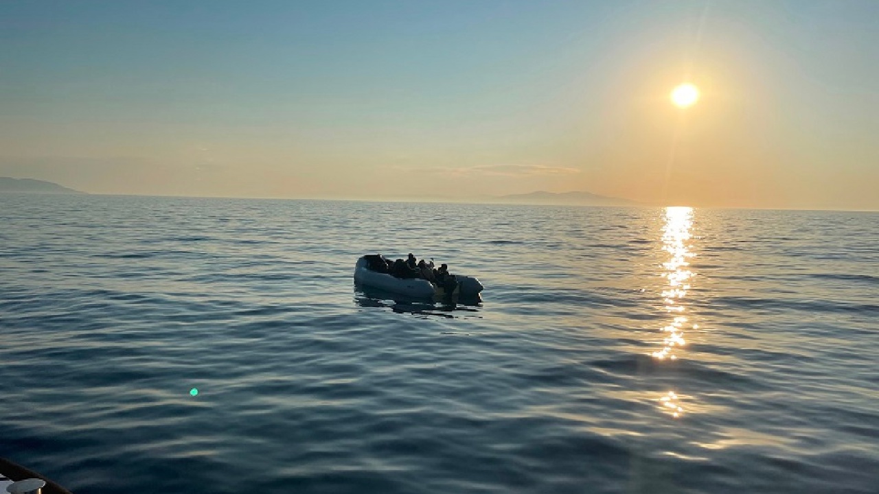 İzmir açıklarında 27 düzensiz göçmen yakalandı