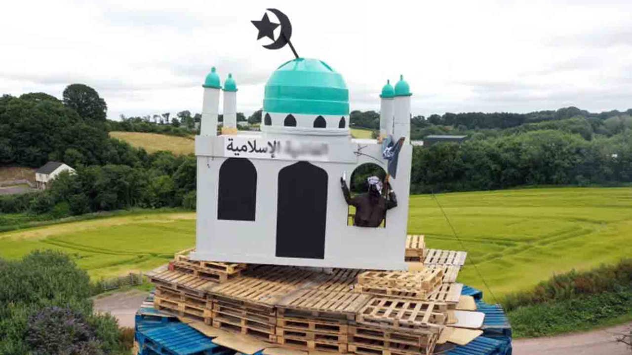 Kuzey İrlanda'da cami maketinin yakılmasına "nefret suçu" soruşturması
