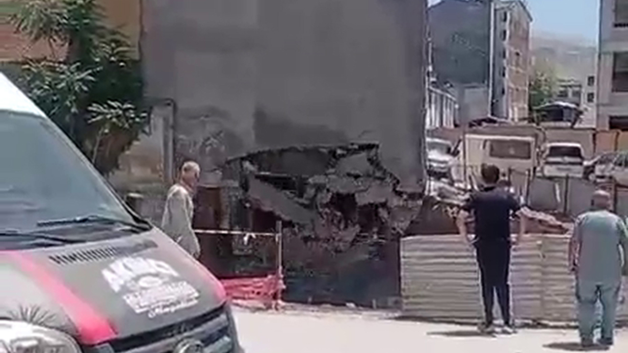 Bina duvarının çökme anı kameraya yansıdı