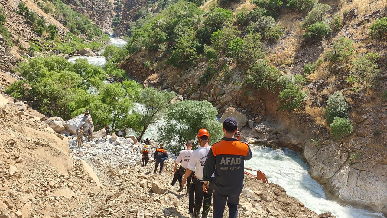 Beytüşşebap'ta suya düşerek kaybolan genci arama çalışmaları 3'üncü gününde sürüyor