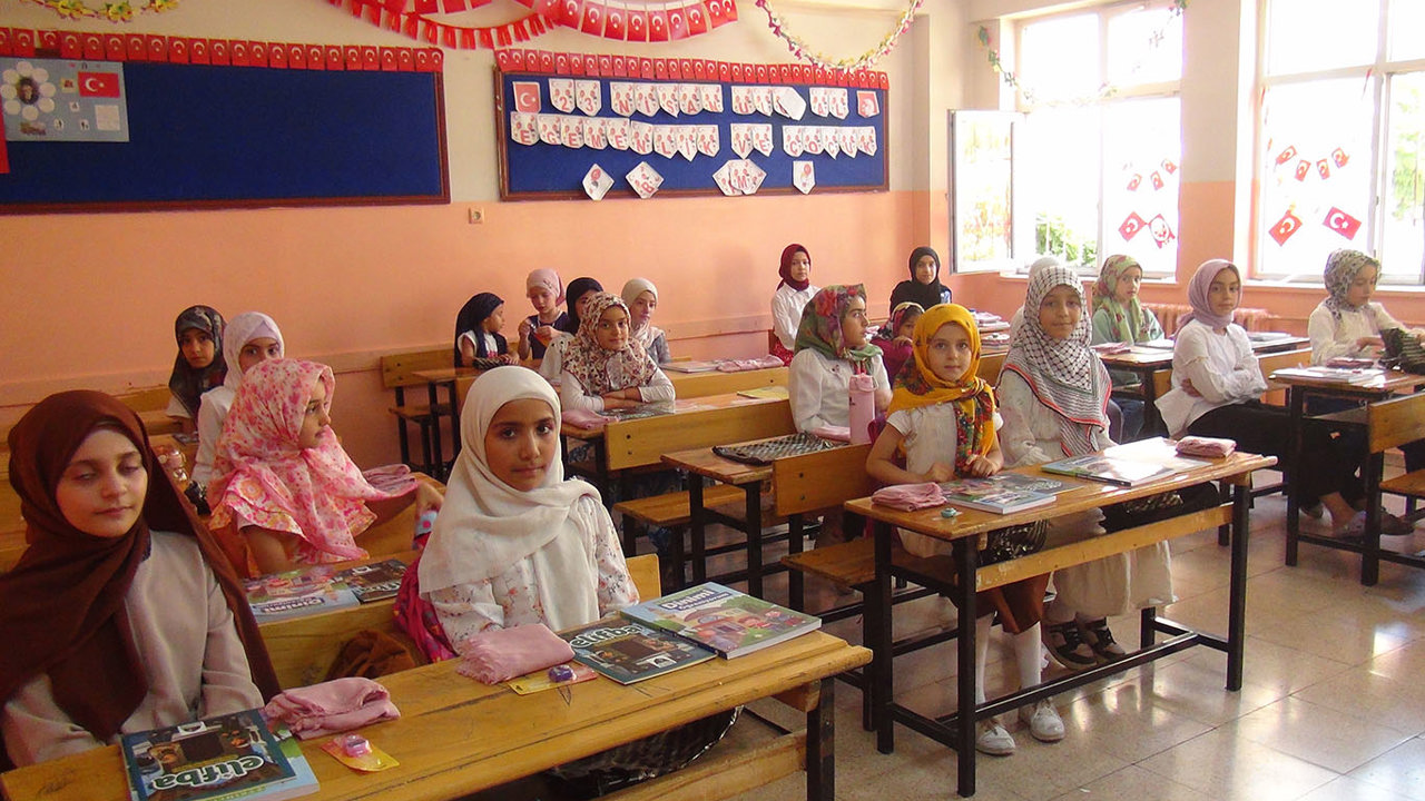 Peygamber Sevdalılarının yaz okulu çocukların ilgi odağı oldu