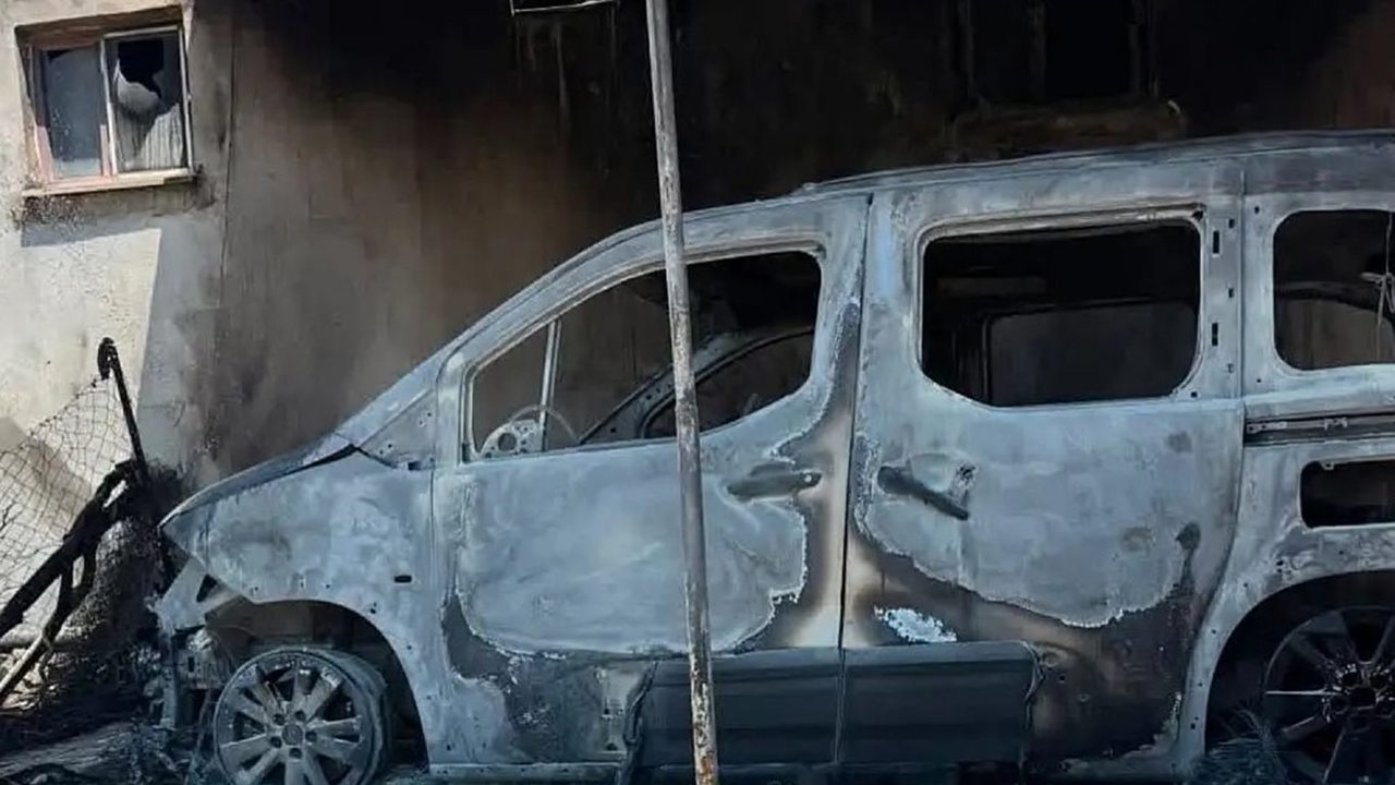 Siirt'te hafif ticari araçta çıkan yangın bitişikteki eve sıçradı