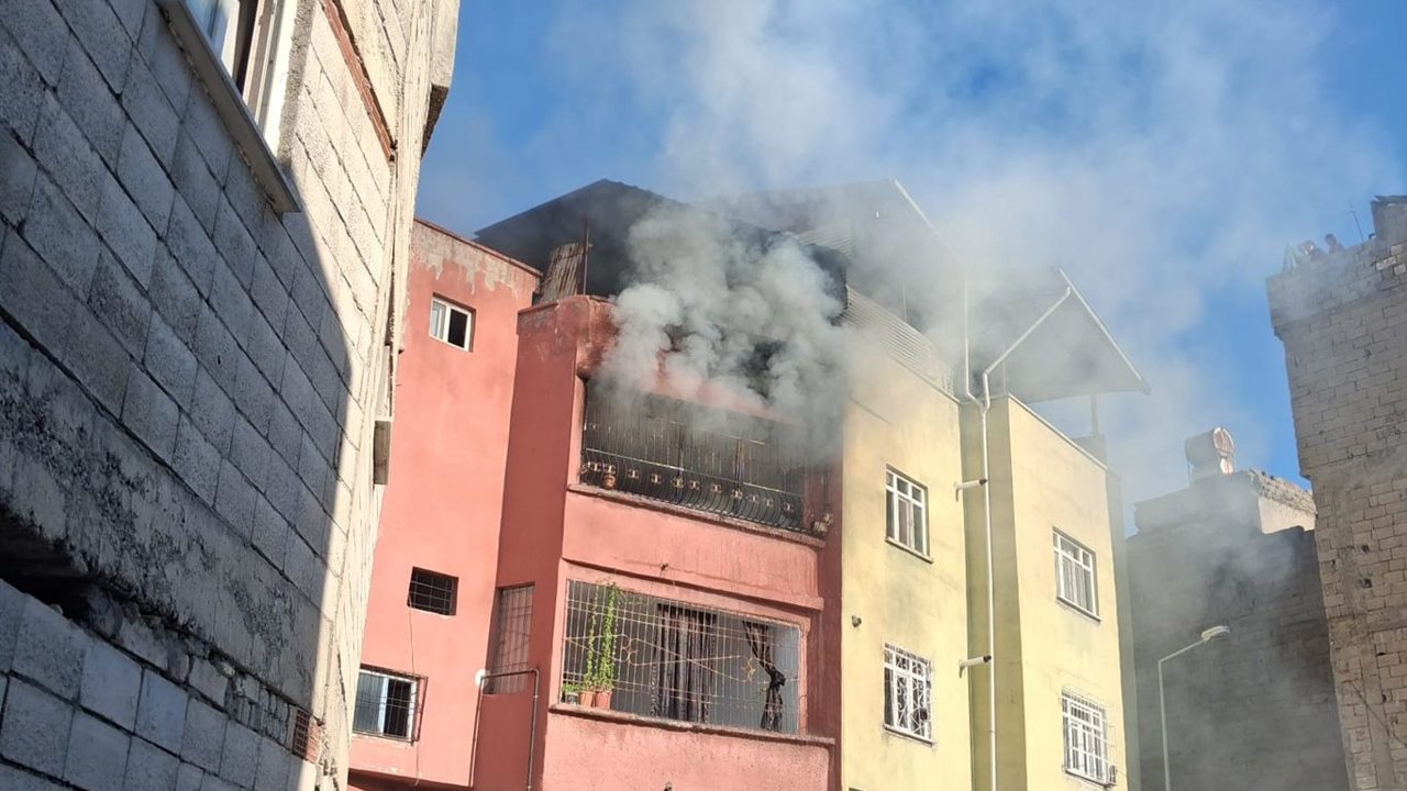 Siirt'te 3 katlı binada çıkan yangın söndürüldü