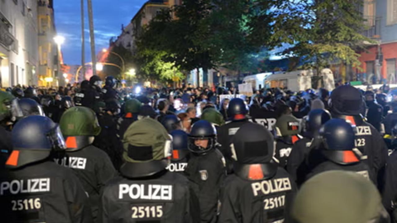 Almanya'da siyonist rejime mühimmat üreten Rheinmetall protesto edildi: Çok sayıda gözaltı