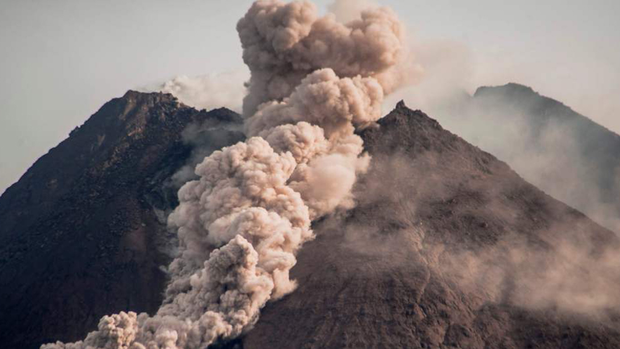 Merapi Yanardağı lav ve kül püskürttü