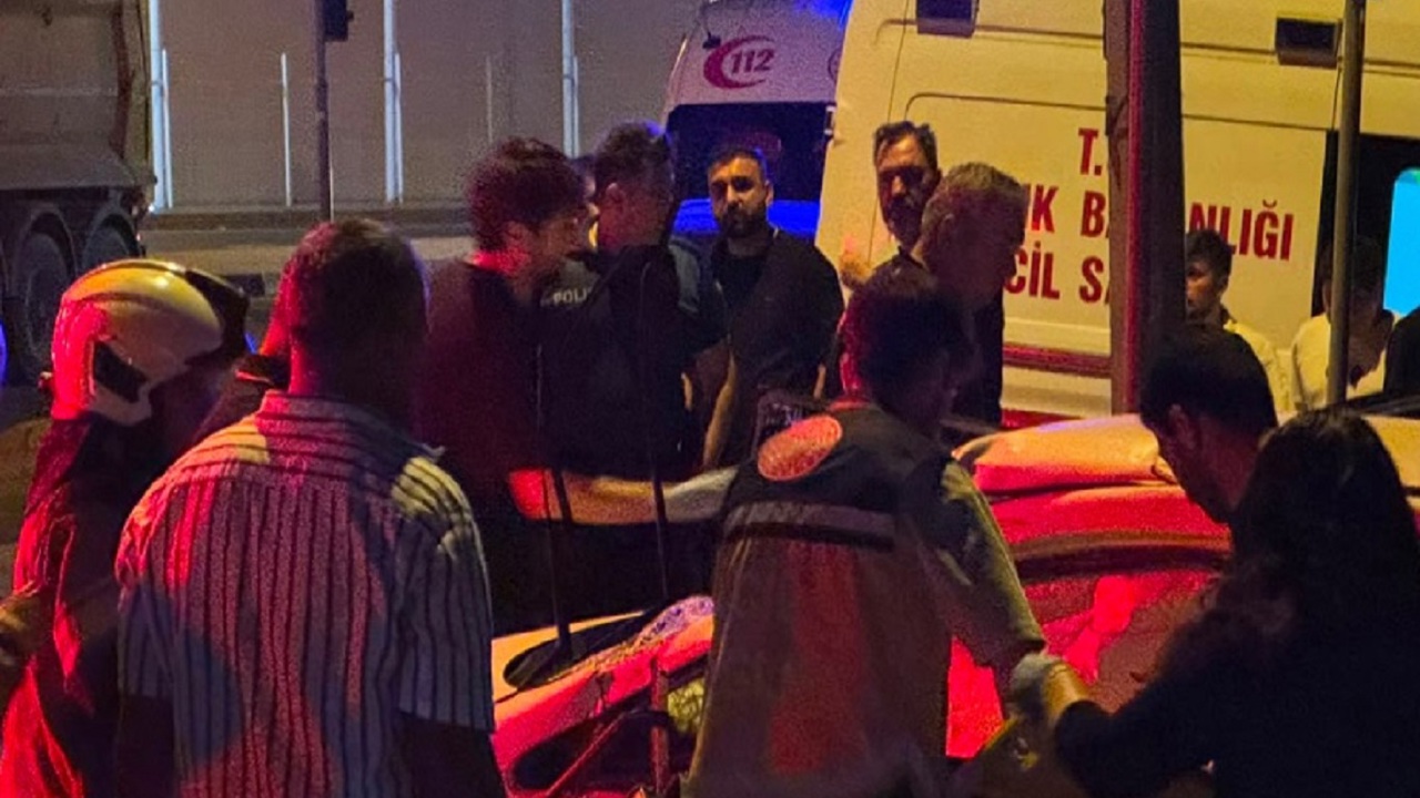 İstanbul’da hafriyat kamyonu ile otomobil çarpıştı: 4 yaralı