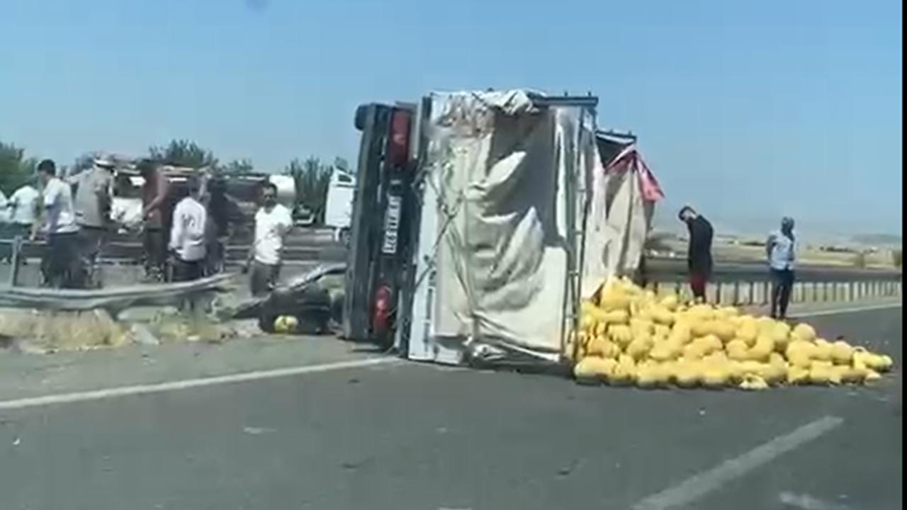 Diyarbakır-Ergani kara yolunda kavun yüklü kamyon devrildi