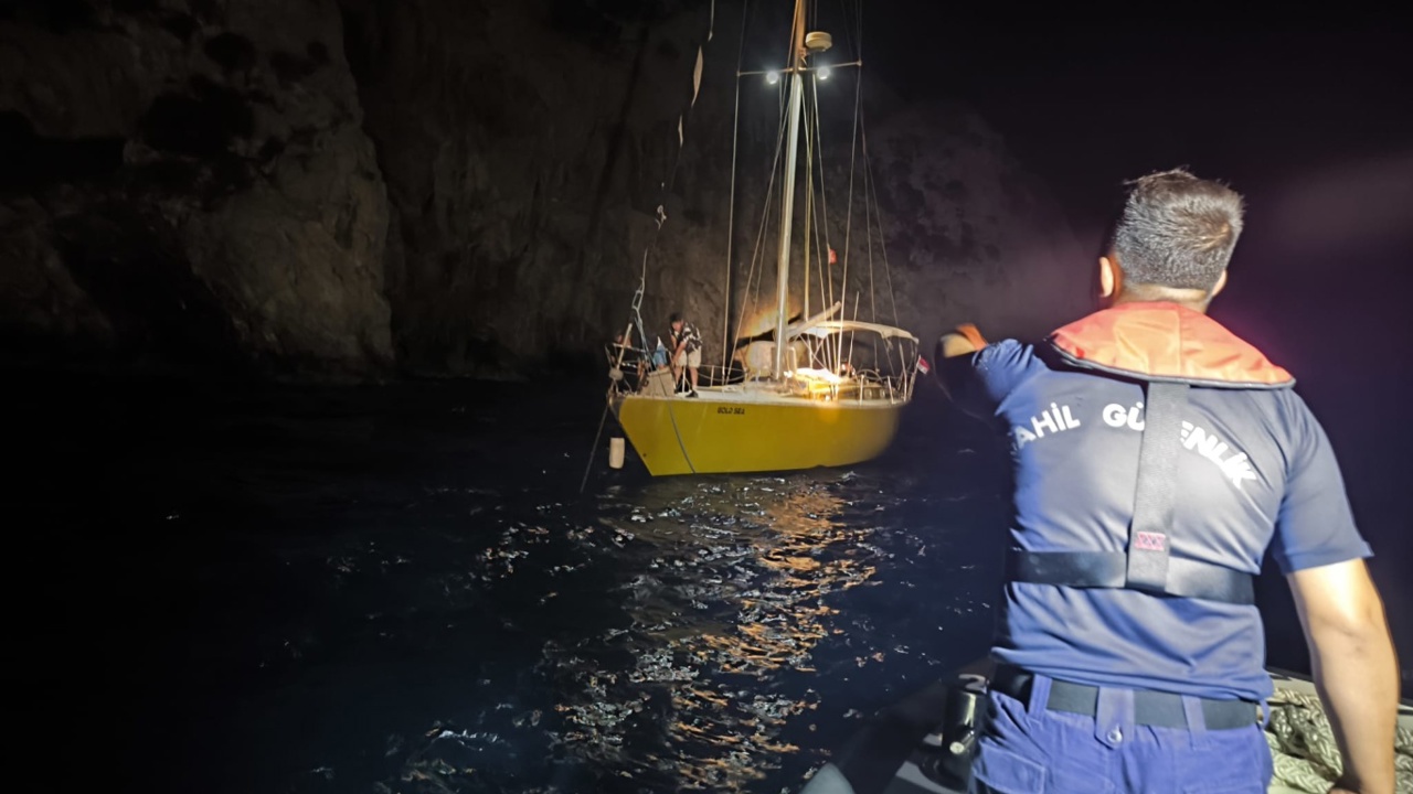 Aydın ve İzmir açıklarında yardım talebinde bulunan 3 kişi kurtarıldı