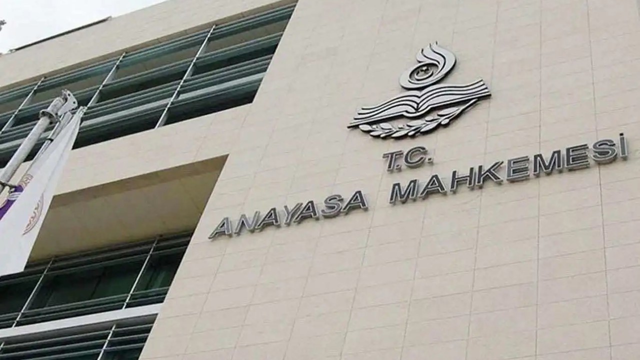 AYM boşandığı eşiyle birlikte yaşayanların aylıklarının kesilmesini uygun buldu