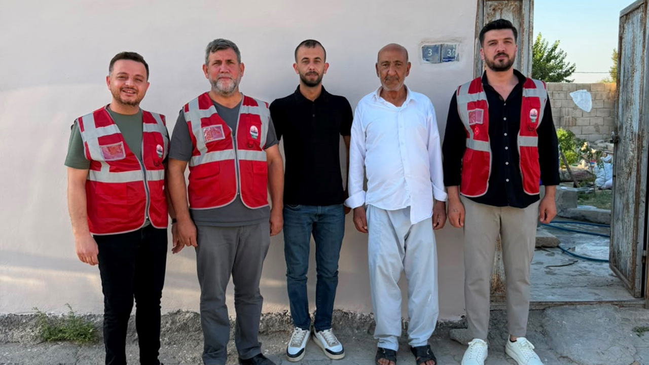 Gönüllüler ihtiyaç sahibi ailenin evini baştan sona boyadı
