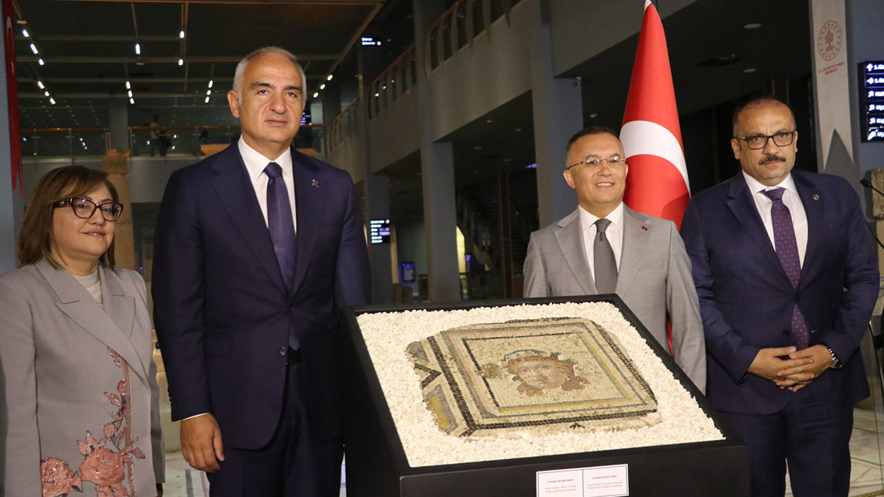 ABD'den iadesi sağlanan "Çingene kızı" mozaiğine ait 13'üncü panel Gaziantep'te tanıtıldı