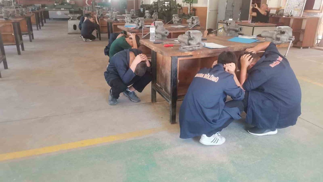Öğrenciler deprem ve yangın tatbikatı yaptı
