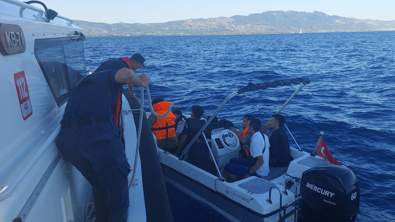 Muğla'da 8 düzensiz göçmen ile 1 göçmen kaçakçılığı şüphelisi yakalandı