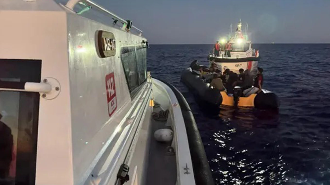 İzmir açıklarında 21 düzensiz göçmen kurtarıldı