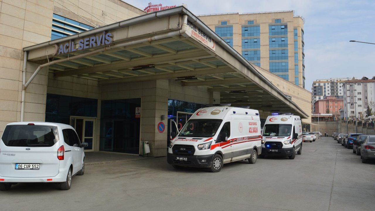Şirvan'da çekici şarampole devrildi: 2 yaralı