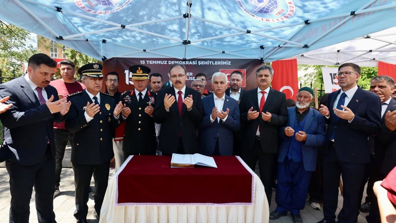 Siirt'te 15 Temmuz fotoğraf sergisi ziyarete açıldı